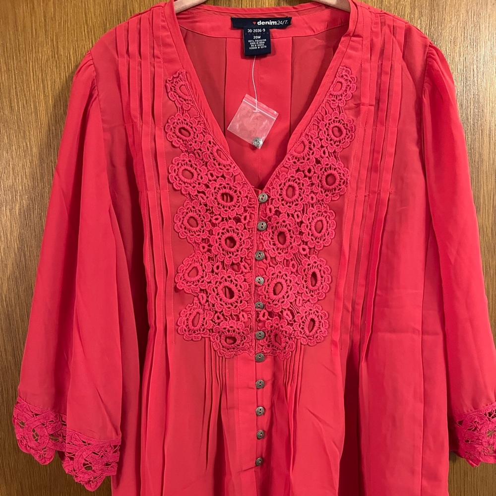 NWT Beautiful 20W Denim 24/7 Blouse, V-Neck, Lace Bodice & Sleeve Cuffs, Pleated
